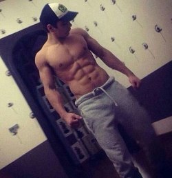 texasfratboy:  hot muscle twink in sweatpants and nothin’ else!