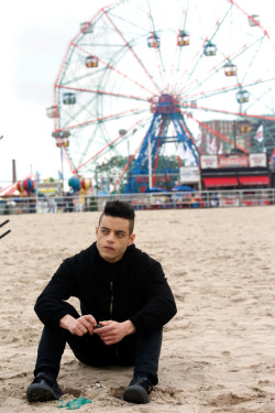 athinglikethat:Rami Malek shoots ‘Mr Robot’ in Coney Island