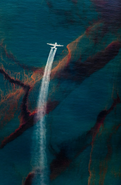 mpdrolet:  Oil Spill #18: A C-130 plane sprays dispersant on