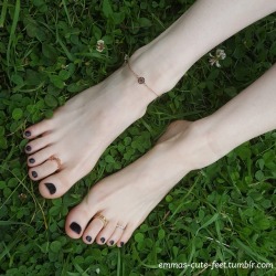 emmas-cute-feet: Playing outside in the grass 😊🍀👑  