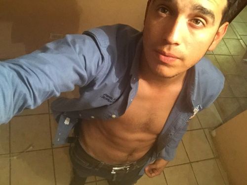 sonorensesysusvergas:  Fernando Acuña Moreno, guapo hetero de Hermosillo, con muy rica verga. Aportes: sonorensesysusvergas@gmail.com 