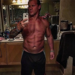 unstablexbalor:  chrisjerichofozzy: Early morning abs…. #BoxIngBeforeBreakfast