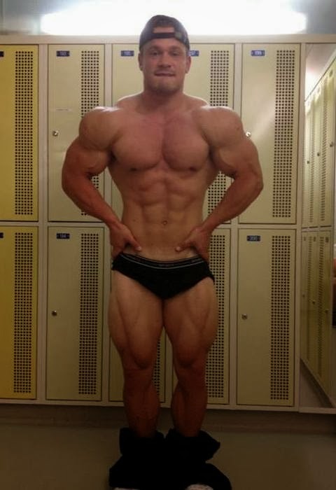 hugemusclegeek:  slickpenguin:  Nicolas Vullioud  Awesome quads! 