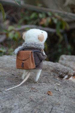 lizzywolfswood:  Little Traveler Mouse on Etsy. x  :3  I was