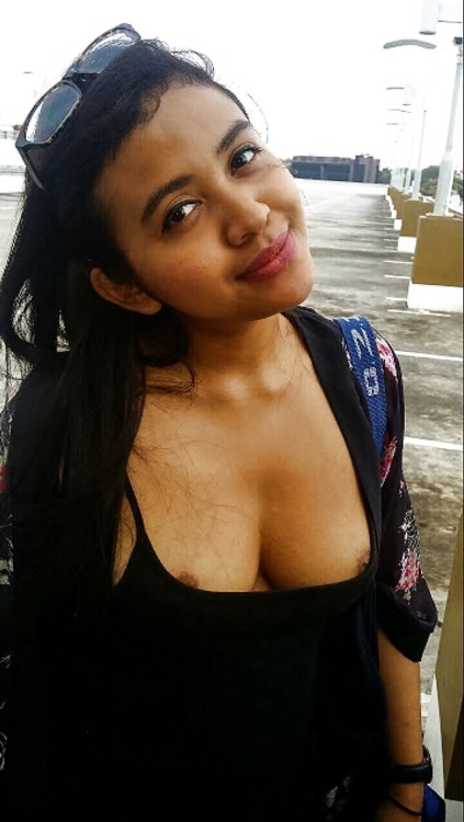 This is a pure BBG : Beautiful Brown GirlÂ  !Â  <3 (with lovely shy nipples!^^)Links(follow me): Desi-Indian Girls / All Girls .