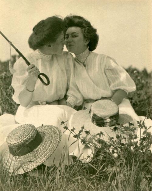 blondebrainpower:Photograph of two unidentified women, early
