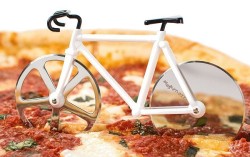 foodffs:  Pizza Wheelie Bicycle Pizza CutterFollow for recipesGet
