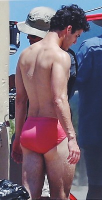 celebrity-changes:  Darren Criss looks so thick. A lil’ tum