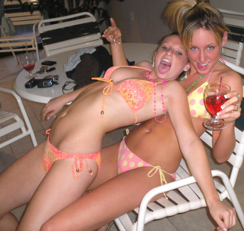 collegegirlscove:  Share the party!  Re-blog these ladies!