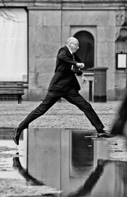 worldstreetphotography:  shoot-the-street:  Black and White Street