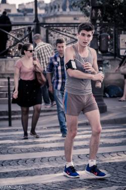 shortsandunderwear:  Bulgy running shorts 