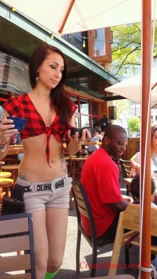 creepshots:  5 Creeps of a SEXY waitress at Twin Peaks from @icreep94 http://shar.es/Tymuy