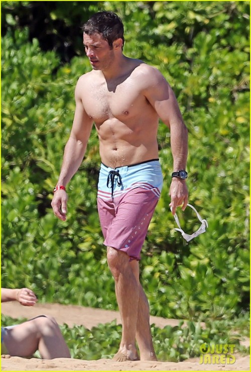 hottilicious:  James Marsden shirtless at the beach  