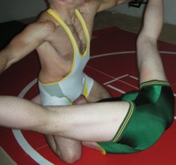 wrestlerswrestlingphotos:  musclemens legs spread wide open GlobalFight