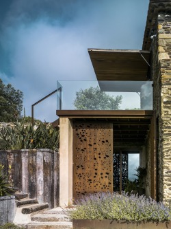 thecopperline:  ‘A 21ST CENTURY HOUSE INSIDE AN OLD STONE STRUCTURE’