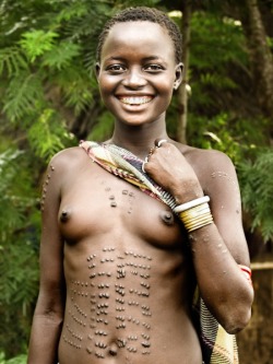 yagazieemezi:  Beautiful smile of a Bodi girl in Hana Mursi village.