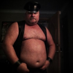 tubbinlondon:  wooferstl:  trying the Leatherdaddy angle; no