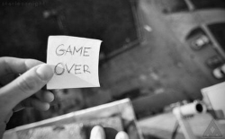 brokenftalone:  La vida es un juego, y tu decides cuando dejar