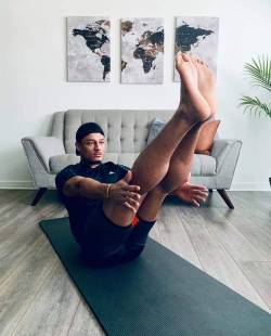 feelitonthenside:#teamsexy  great feet