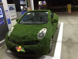 himmelkei:  (via 痛いニュース(ﾉ∀`) : 【画像】 ガソリンスタンドに停まってた車にめっちゃ草生えてた