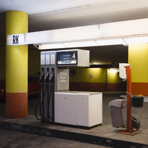 waidwund:  obsolete concepts gas station at night – düsseldorf,