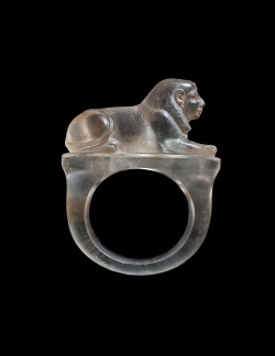 gemma-antiqua:Ancient Egyptian rock crystal ring, carved into