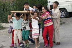 wa7dehday3ah:  Children in Raqqa, playing, pretending to be carrying