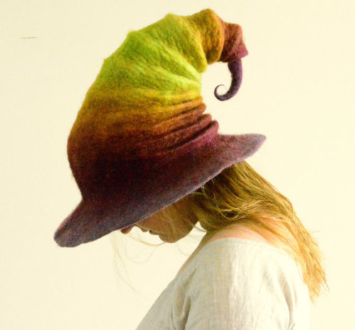 modern-wix:  The creative and spunky hats of Madame Wallis. You can find these little beauties at Kinkshaw and Fripperies in Diagon Alley. (Source)   lithefider !!! angelicdiaspora !!! LOOK LOOK LOOK
