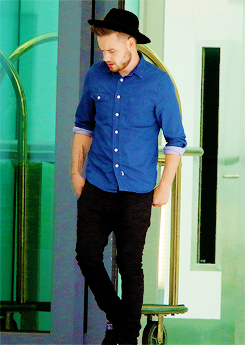1deditsdaily: Liam arriving back in the UK 5/19 x  💕