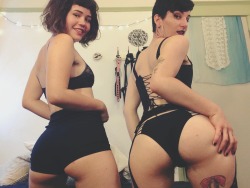 yhivi:  Me n Joey Minx are on KinkLive now ~ *click here to see*