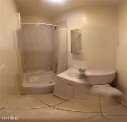 terriblerealestateagentphotos:The bathroom is so well-appointed