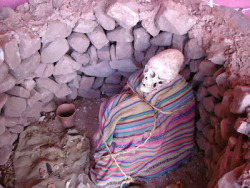 neonbluebag:  sixpenceee:   This exhibit of a pre-Incan grave