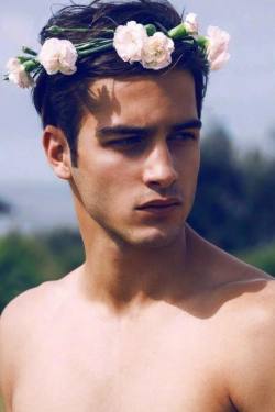 apollophile:  Crowned in beauty and light☼Images of masculinity,