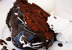 prettypthings:  Chocolate cake 
