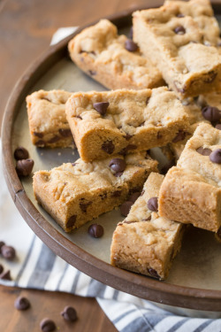 nom-food:  Peanut butter chocolate chip cookie bars 