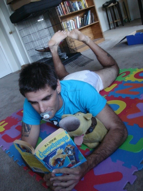 littlebabydee:  After bathtime, Douglas an’ I decided to get a little reading in while Daddy watched TV~ ^^