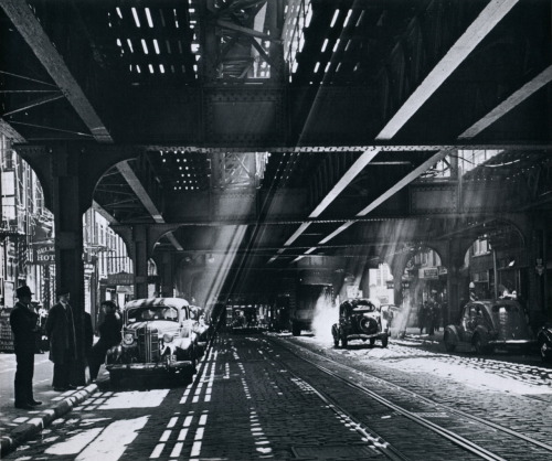 luzfosca:  Andreas Feininger. The Bowery under the shadows of