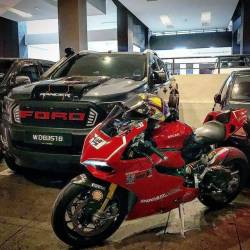 ducatiobsession:  Perfect bike…. Perfect Truck 😎 #ducatiobsession