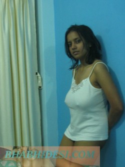 SEXY DESI BHABHI POSING AND STRIPING REMOVING TOP AND BRA IN