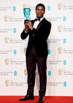 jakkubabe:    John Boyega poses with the EE Rising Star Award