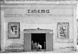 wehadfacesthen:  Thomas Hoepker Cinema in the ourtskirts of Naples,