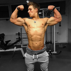 sixpackde:  https://www.tumblr.com/blog/sixpackde