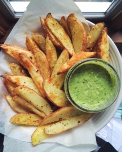 mamtagovind:  crispy baked fries and pesto dip 🌿🌿🌿 /