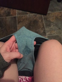 stickyknickers:  llovessnpegging:  L getting wet again 