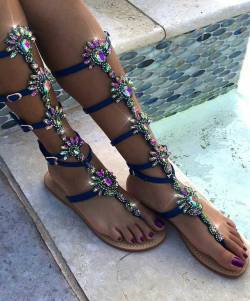 sandalsandspankings:  Glamorous gladiator sandals.