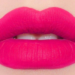 iwannabejanelle:  jaynelovesdick:  are your lip red enough? are