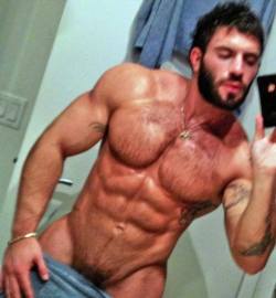 musclelover:  Self portrait using his cam phone. This guy is