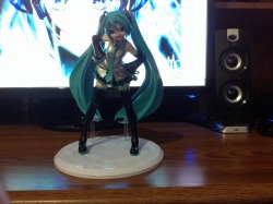 hanokaze:  Anybody want this Miku (Project Diva ver.) figure?