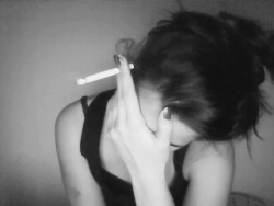 thebammx3:  Bild über We Heart It #blackandwhite #cigaret #girl