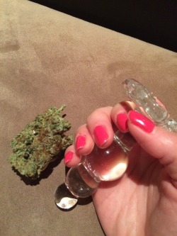 love-divided:  babygirlluvsdaddy:  My glass plug came. It feels